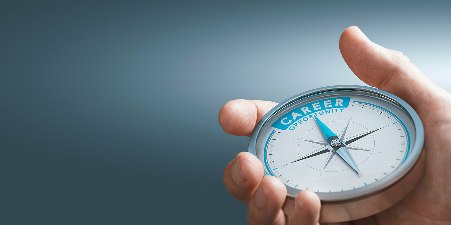 Kompass in einer Hand auf dem statt Norden "Career Opportunity" steht