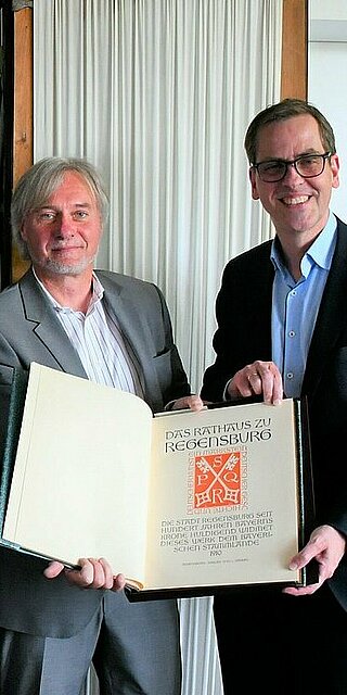 Prof. Dr. Dietmar Kurapkat (2. von rechts) und OTH-Präsident Ralph Schneider (rechts) präsentieren stolz die aus rund 650 Werken bestehende Sammlung des Regensburger Architekten Joseph Koch.