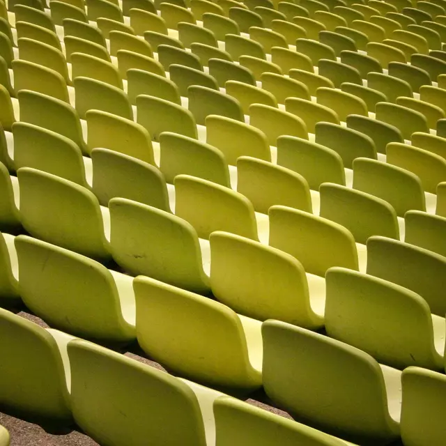 Auf dem Foto sind leere Sitzreihen eines Hörsaals zu sehen.
