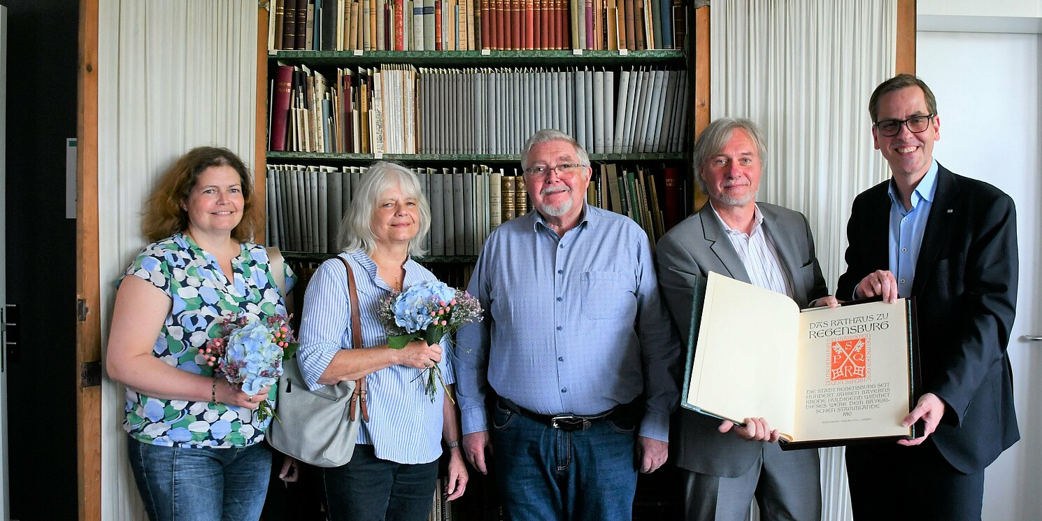 Prof. Dr. Dietmar Kurapkat (2. von rechts) und OTH-Präsident Ralph Schneider (rechts) präsentieren stolz die aus rund 650 Werken bestehende Sammlung des Regensburger Architekten Joseph Koch.