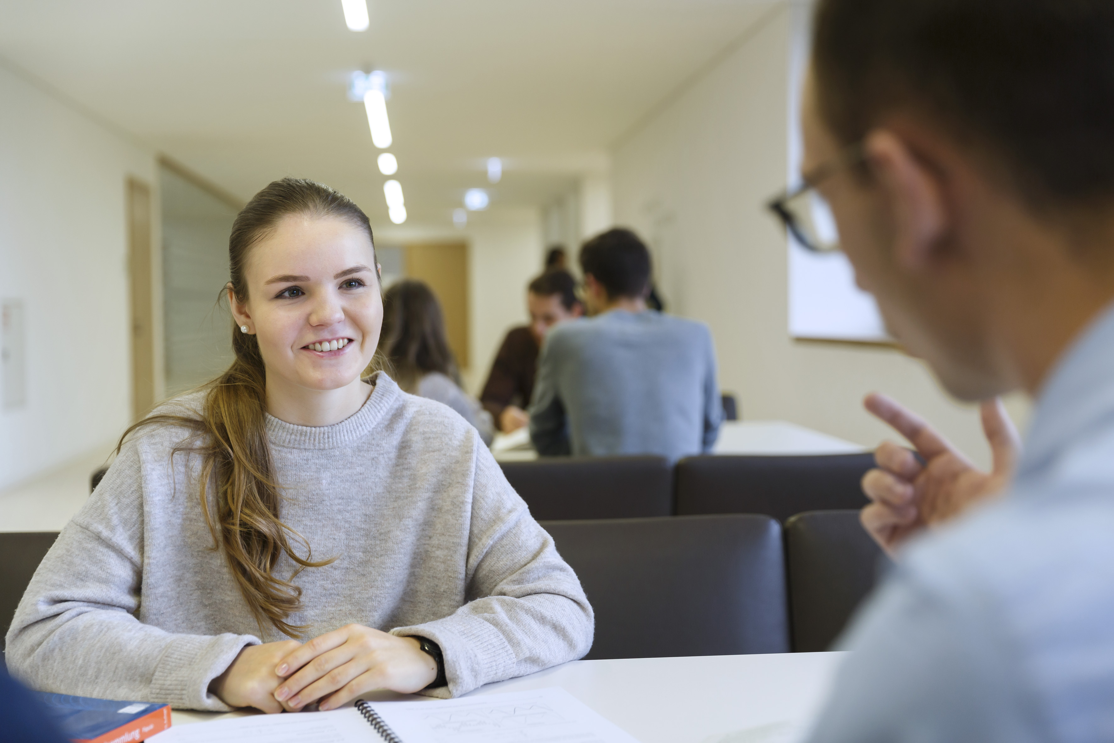 Studentin bei Beratung
