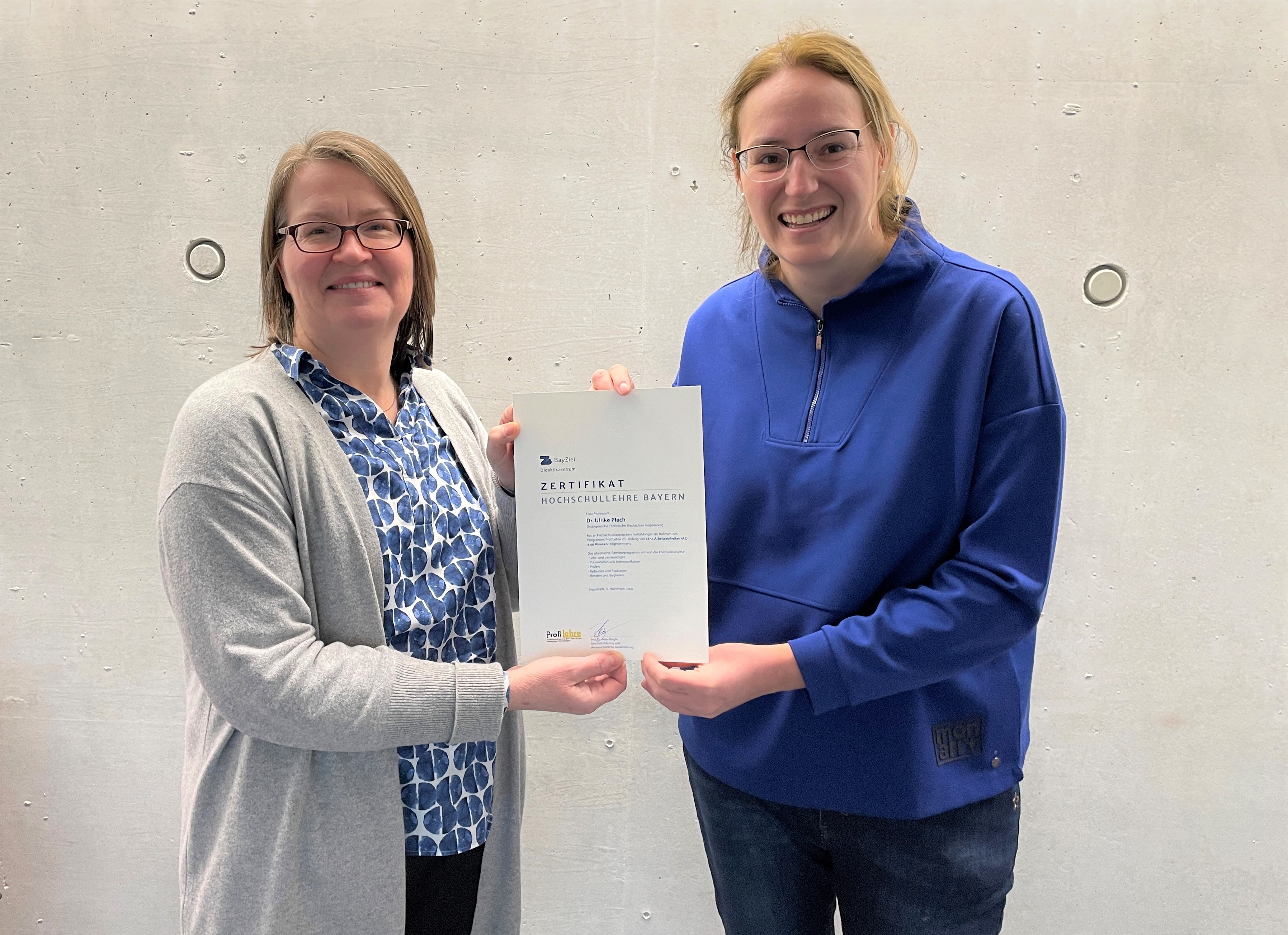 Vizepräsidentin Prof. Dr. Birgit Rösel (li.) überreichte Prof. Dr. Ulrike Plach das Zertifikat Hochschullehre Bayern. Foto: OTH Regensburg/Michael Hitzek