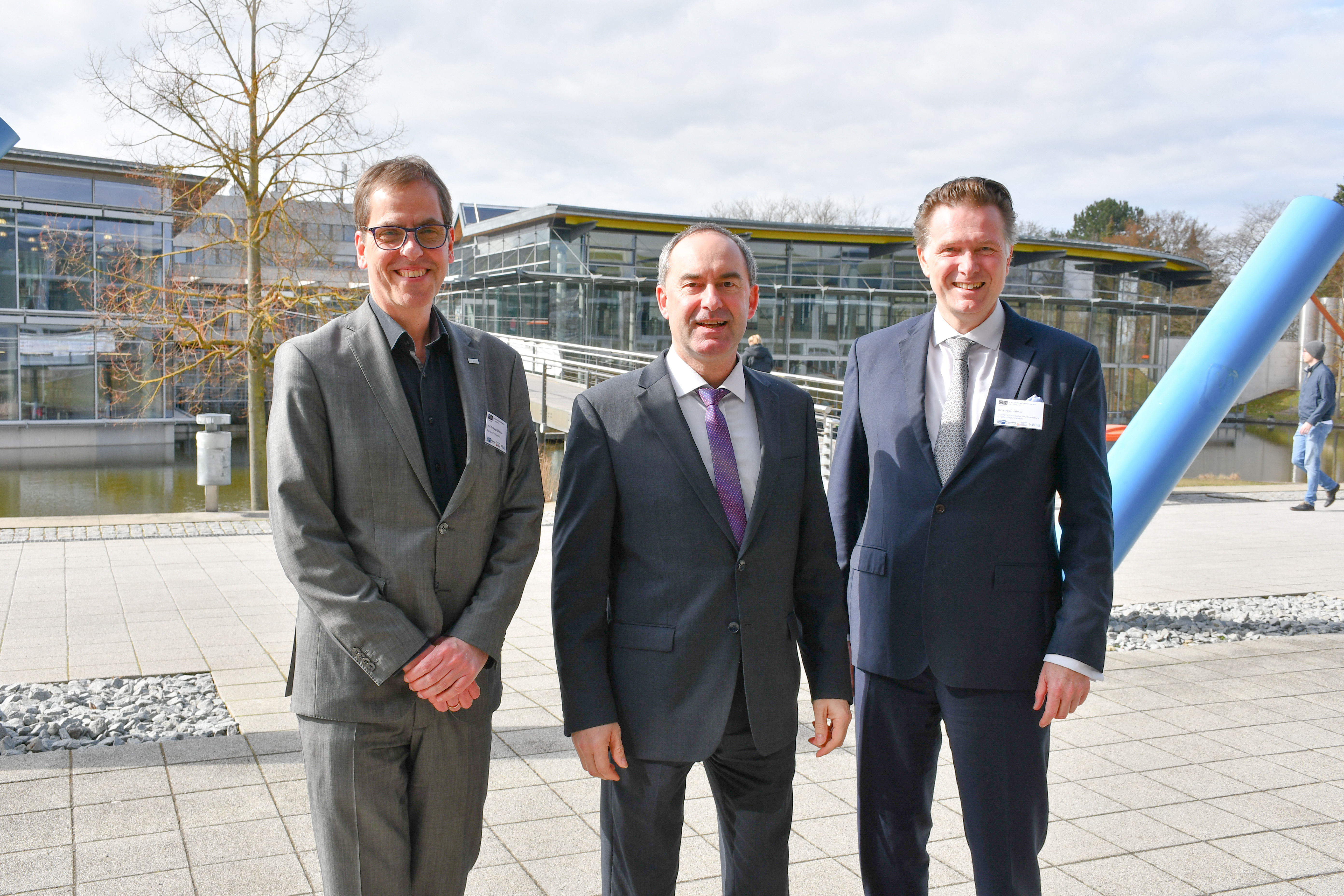 Bayerns Wirtschafts- und Energieminister Hubert Aiwanger (Mitte) und IHK-Hauptgeschäftsführer Dr. Jürgen Helmes (rechts) waren zu Gast beim 6. Regensburger Energiekongress, wo sie von OTH-Präsident begrüßt wurden. Foto: OTH Regensburg/Michael Hitzek