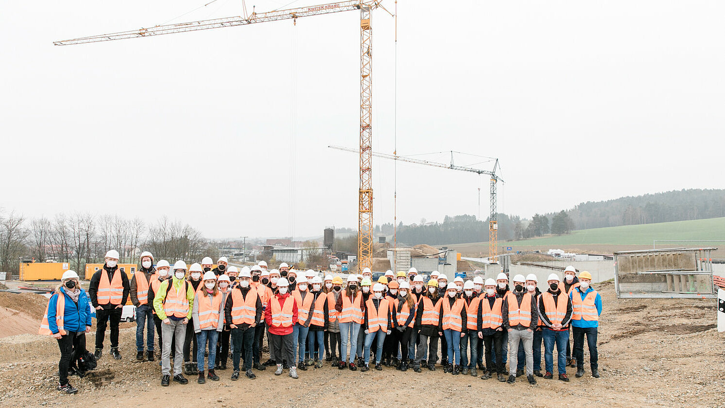 Gruppenfoto beim Brückenbauwerk Max Bögl
