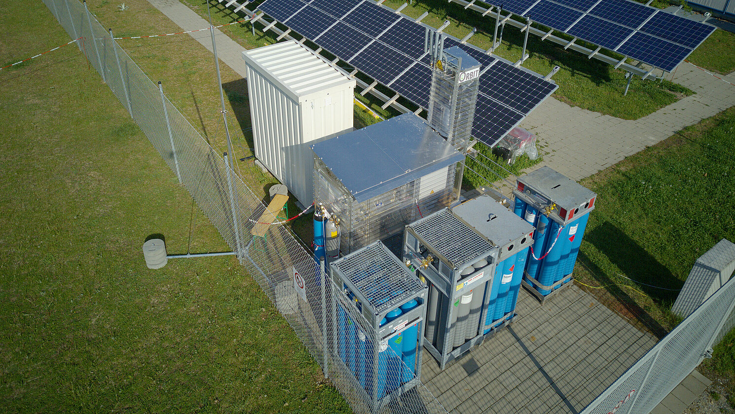 Der für das Forschungsprojekt „ORBIT“ an der OTH Regensburg entwickelte Bioreaktor wird um einen Elektrolyseur erweitert und in eine skalierbare Containerlösung umgebaut.