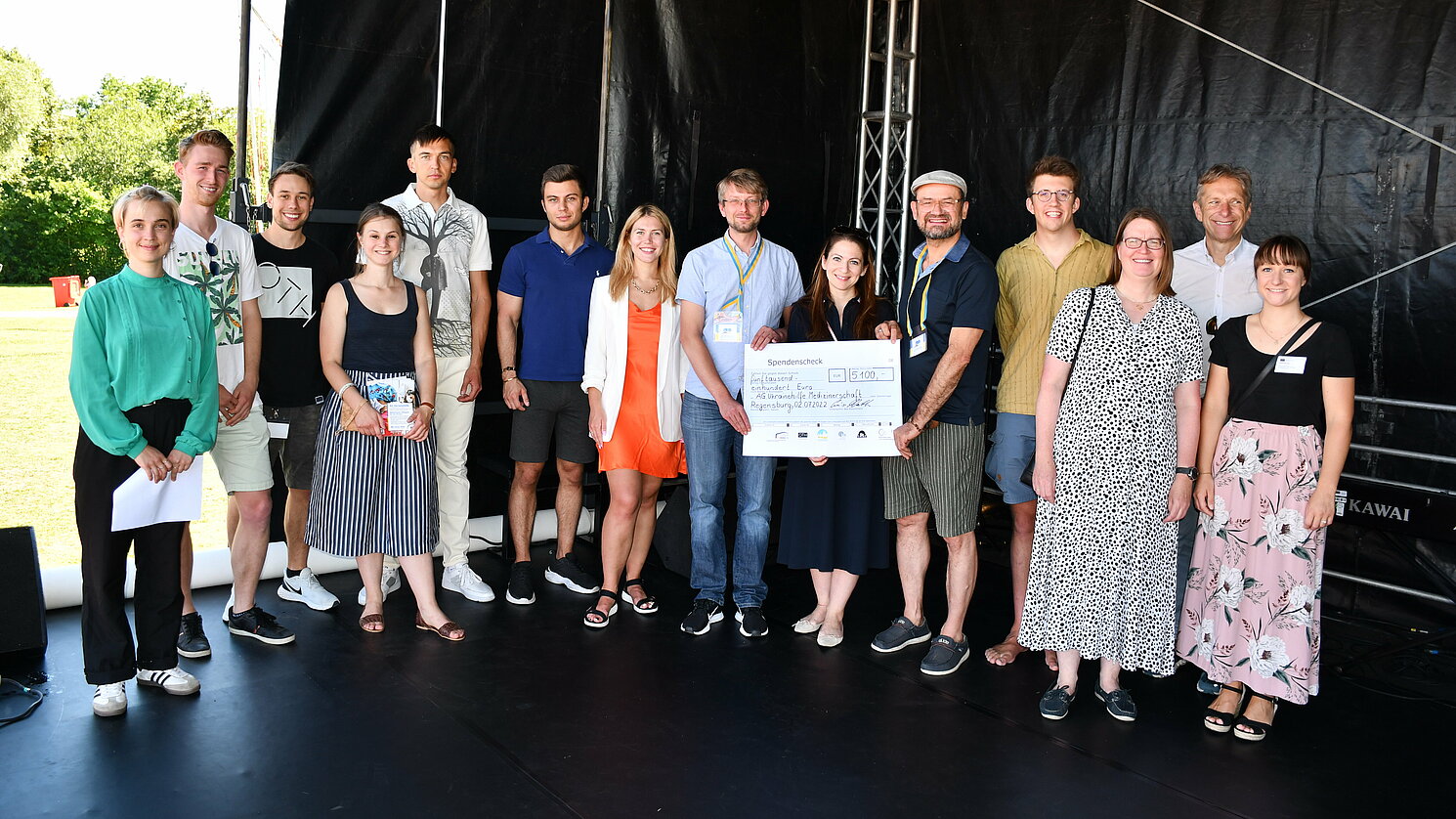Einen Spendenscheck über 5.100 Euro überreichten Studierende von OTH Regensburg und Universität Regensburg an Dr. med. Przemyslaw Slowik, Dr. med. Ekaterina Noeva und Martin Meyer von der AG Ukrainehilfe Regensburger Medizinerschaft. Foto: OTH Regensburg/Michael Hitzek