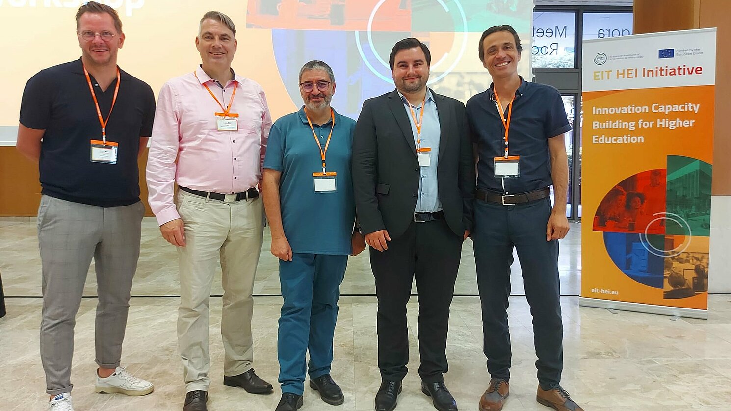 Vertreter des Projekts INTREPID-HEI auf dem Workshop in Barcelona (v.li.): Matthias Malfrere (VIVES University of Applied Sciences), Prof. Dr. Sean Patrick Saßmannshausen (OTH Regensburg), Dr. Pascal Gautier (Université Clermont Auvergne/Clermont Auvergne Innovation), Marco Siegl, M.Sc. (OTH Regensburg, Projektkoordinator) und Prof. Dr. Costin Sorici (Universitatea “Ovidius” din Constanța). Foto: Prof. Dr. Costin Sorici (Universitatea “Ovidius” din Constanța)