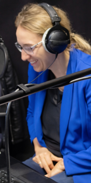 Prof. Dr. Ulrike Plach und Prof. Dr. Thomas Kriza in einem Tonaufnahme-Studio bei der Aufzeichnung des Podcasts.