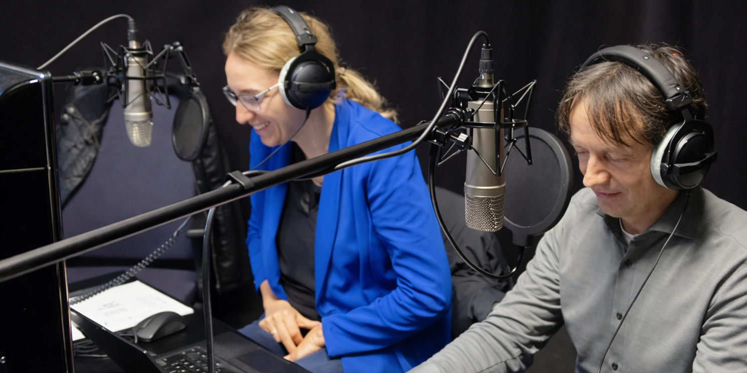 Prof. Dr. Ulrike Plach und Prof. Dr. Thomas Kriza in einem Tonaufnahme-Studio bei der Aufzeichnung des Podcasts.