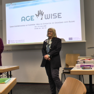 Martina Bachmeier, Internationale Projekte an der VHS Cham e.V., und Prof. Dr. Irmgard Schroll-Decker bei der gemeinsamen Veranstaltung „Intergenerationelles Lernen in Ostbayern". Foto: Amina Datzmann, OTH Regensburg