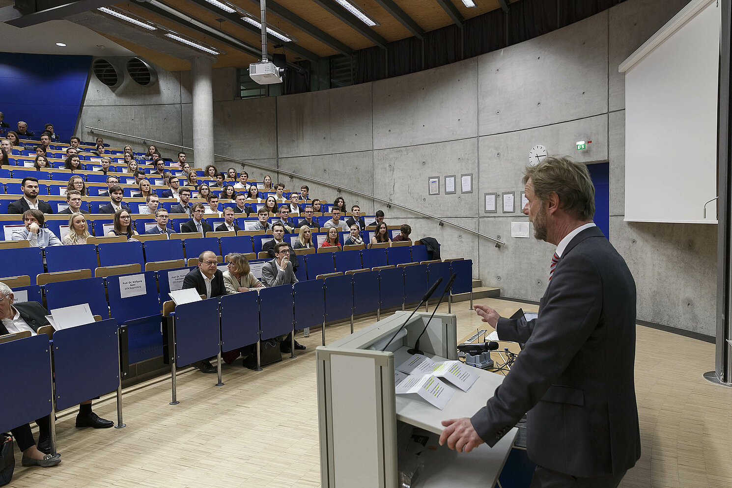 Prof. Dr. Wolfgang Baier, Präsident der OTH Regensburg, dankt den Förderern anlässlich der Verleihung der Deutschlandstipendien.