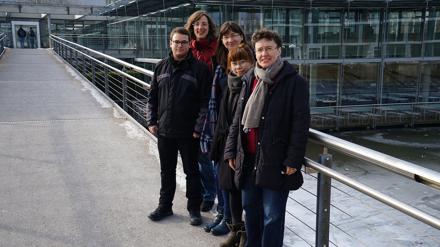 (von links) Mark Lukas Möller, Prof. Dr. Stefanie Scherzinger, PD Dr. Meike Klettke, Julie Merten, Prof. Dr. Uta Störl. Foto: OTH Regensburg