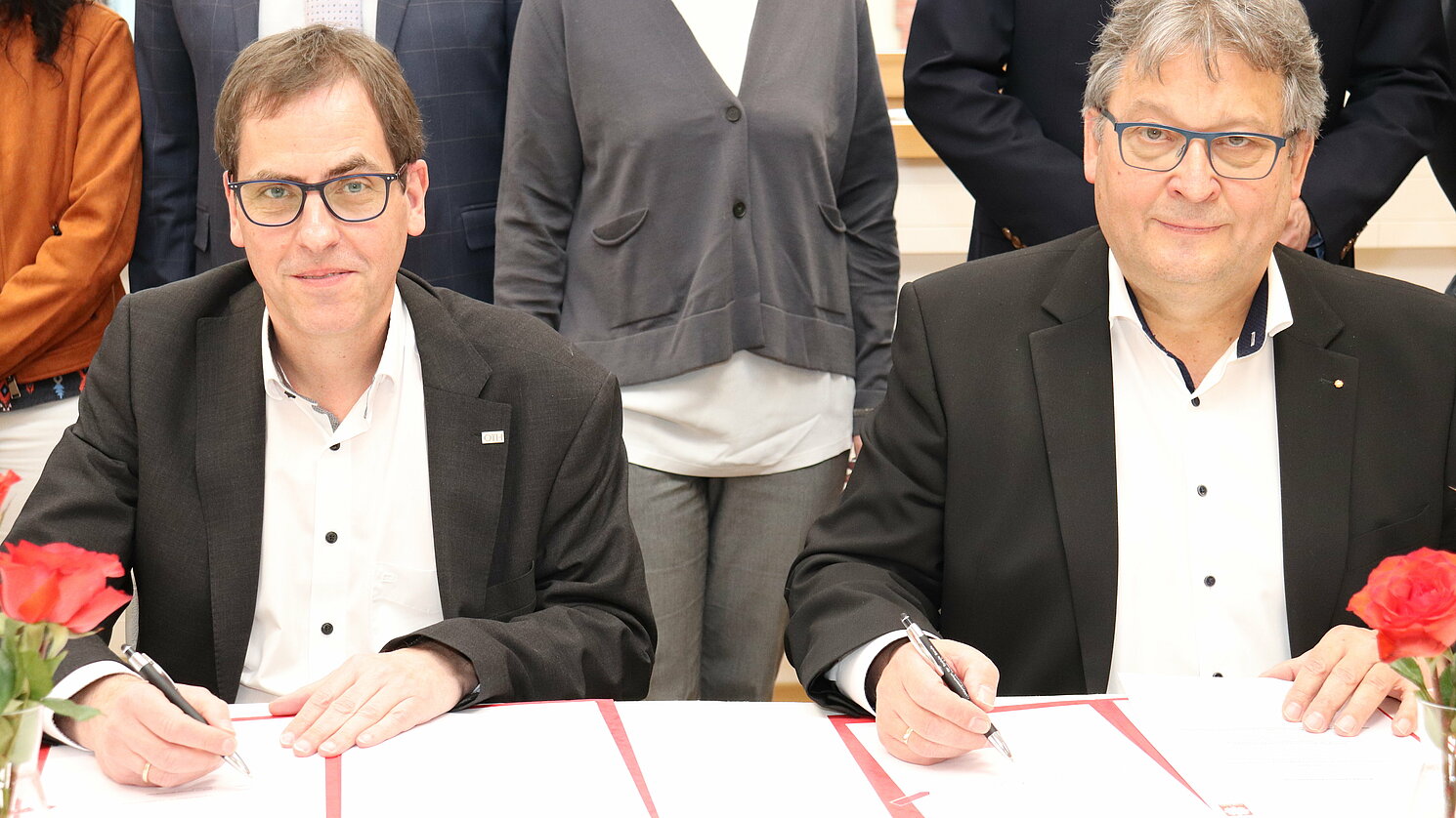 Gemeinsames Anliegen: Chancen für junge Menschen und hoch qualifizierte Nachwuchskräfte für soziale Einrichtungen sichern. Prof. Dr. Ralph Schneider, Präsident der OTH Regensburg, und Caritasvorstand Diakon Konrad Niederländer unterzeichneten den Kooperationsvertrag. Foto: Caritas-News/Wolfgang Duschl