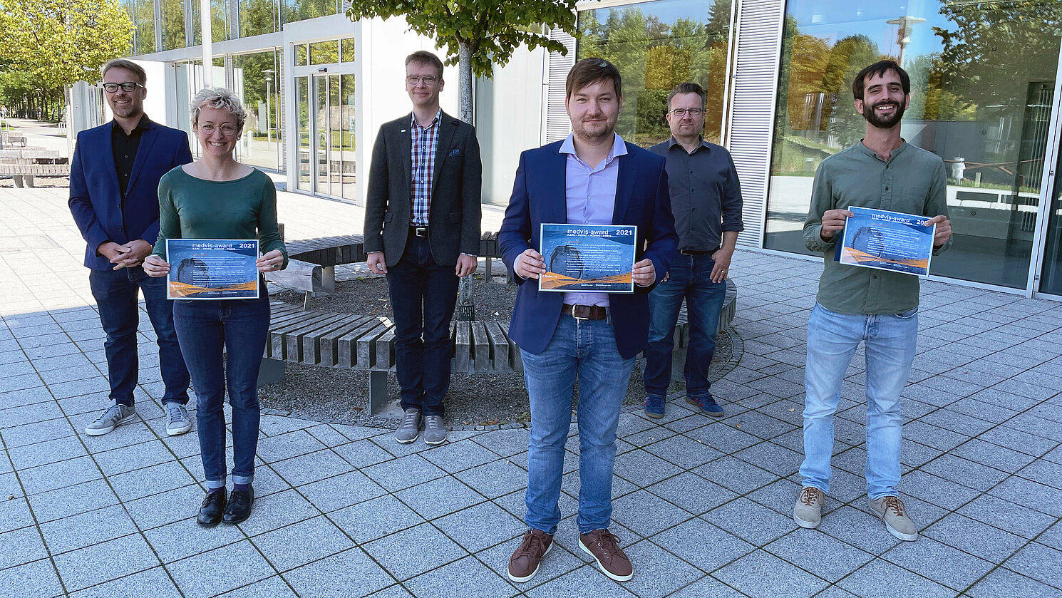 Der Karl-Heinz-Höhne-Preis ging an (vorne, von links) Laura Ann Garrison (2. Platz), Florian Heinrich (1. Platz) und Antonios Somarakis (2. Platz). 