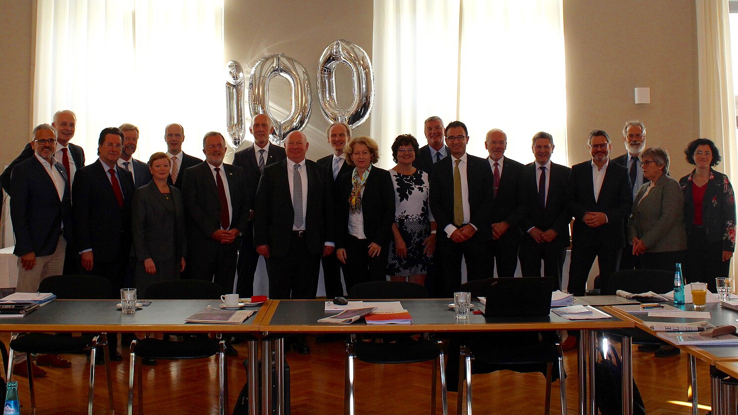 Die Verbandsmitglieder mit dem für die Hochschulen im Wissenschaftsministerium zuständigen Abteilungsleiter, Ministerialdirigent Christian Schoppik (7. von rechts) auf der 100. Mitgliederversammlung.