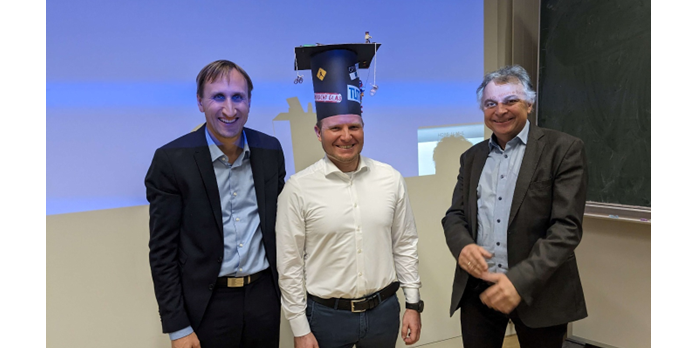 Prof. Michael Sterner, Dr. Sebastian Gärtner und Prof. Matthias Gaderer bei der Übergabe des Doktorhutes. Foto: Michael Heberl