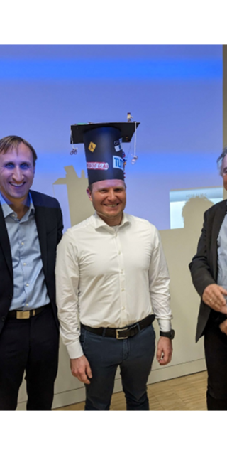 Prof. Michael Sterner, Dr. Sebastian Gärtner und Prof. Matthias Gaderer bei der Übergabe des Doktorhutes. Foto: Michael Heberl