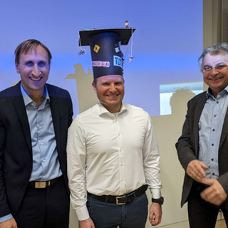 Prof. Michael Sterner, Dr. Sebastian Gärtner und Prof. Matthias Gaderer bei der Übergabe des Doktorhutes. Foto: Michael Heberl