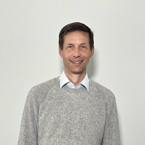 Portrait eines Professors der Fakultät Maschinenbau vor weißem Hintergrund