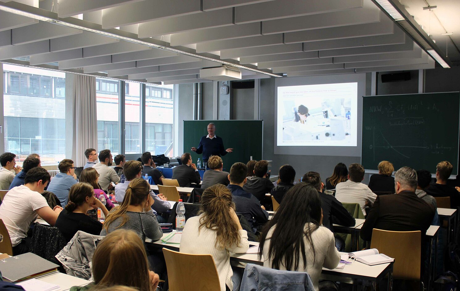 Bis auf den letzten Platz war der Hörsaal beim Vortrag des start-up centers zum Thema „Finanzierung von Start-ups“ belegt. Foto: Brigitte Kauer