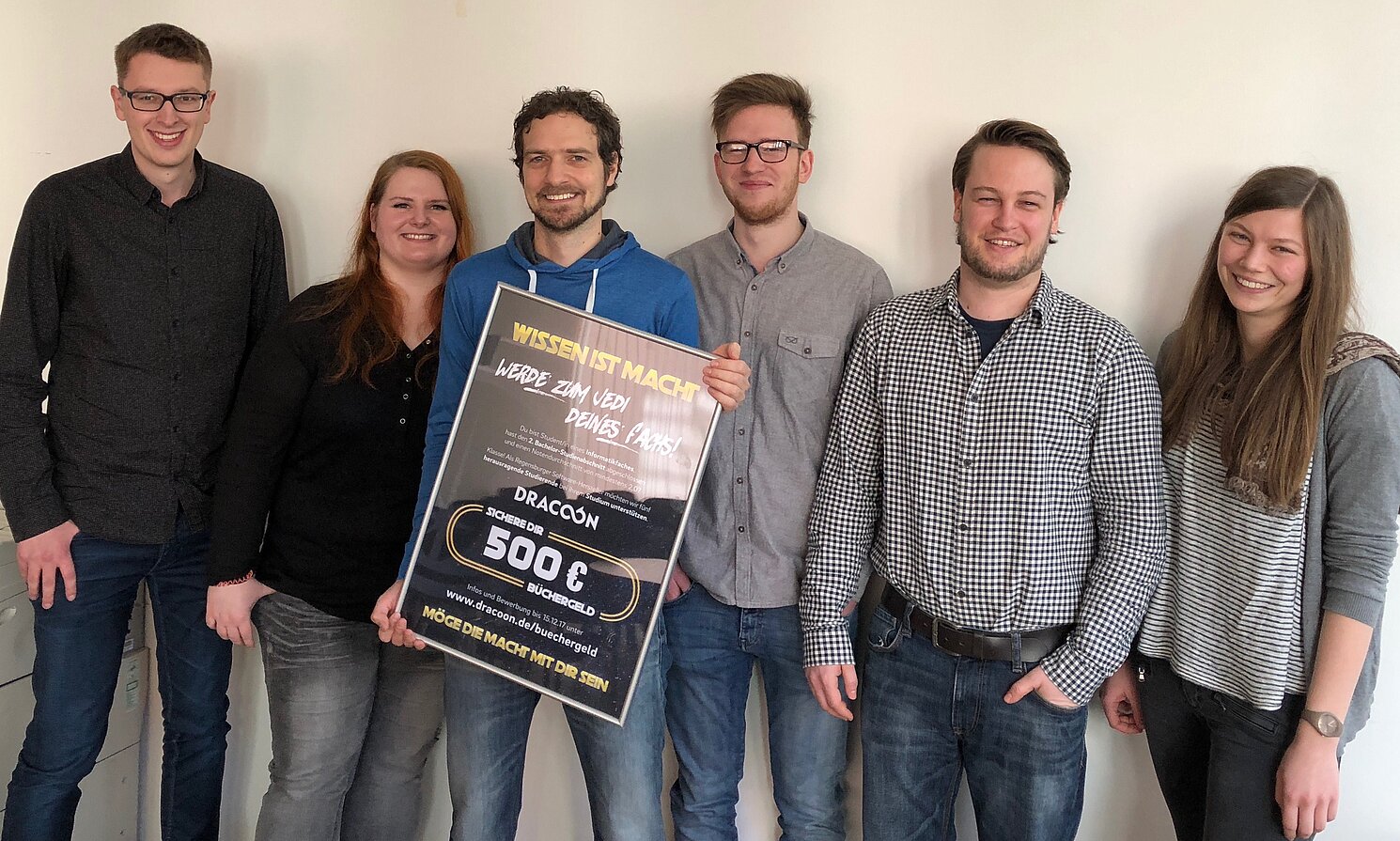Fünf Informatik-Studierende der OTH Regensburg bekommen von Dr. Florian Scheuer von der Regensburger Firma DRACOON (3. von links) ihren Gewinn überreicht