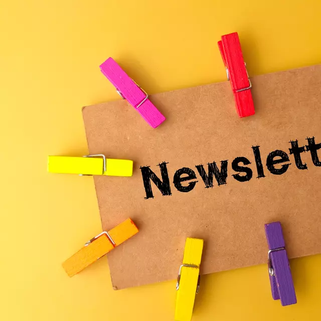 Karte Newsletter mit bunten Klammern