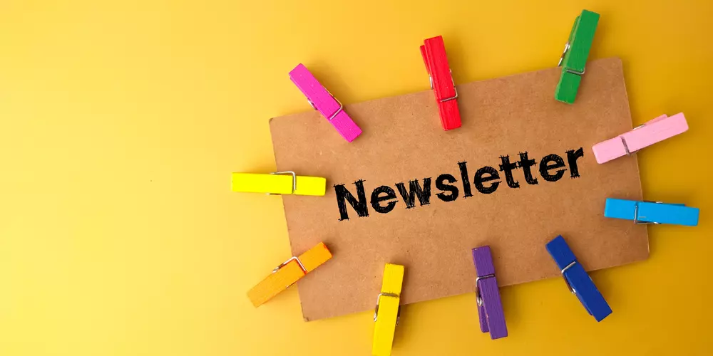 Karte Newsletter mit bunten Klammern