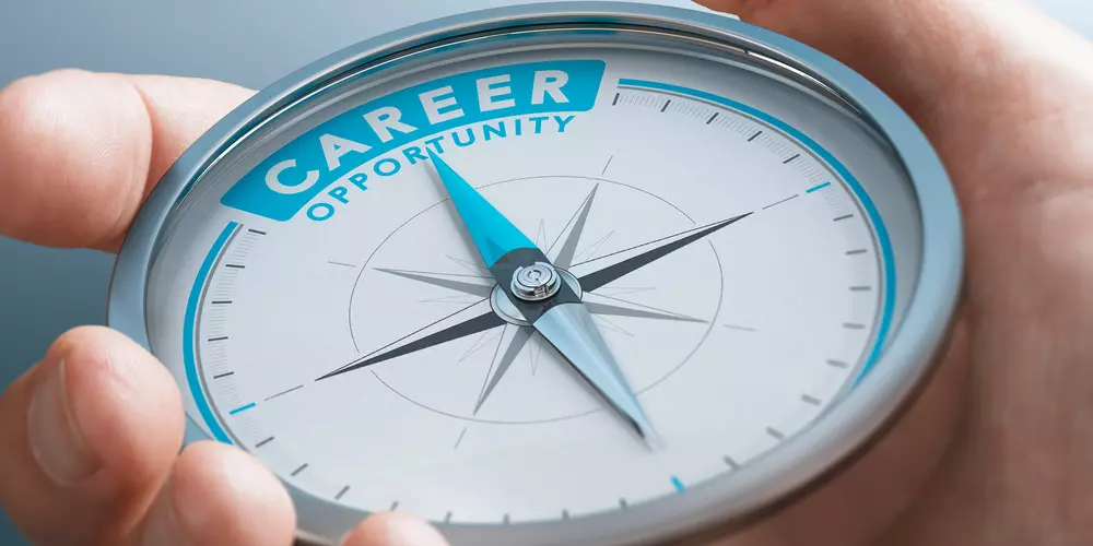 Kompass in einer Hand auf dem statt Norden "Career Opportunity" steht