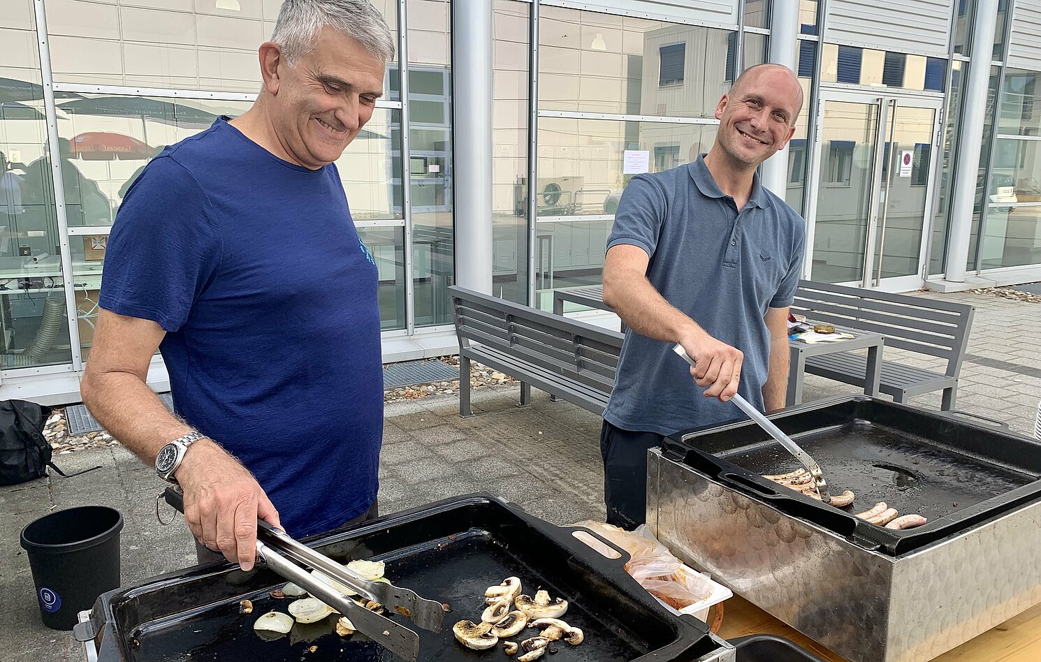 Am Tag der Forschung grillt der Chef selbst: IAFW-Geschäftsführer Christian Broser (rechts) mit dem ehemaligen Wissenschaftlichen Leiter des IAFW, Thomas Falter. Foto: Karina Amann