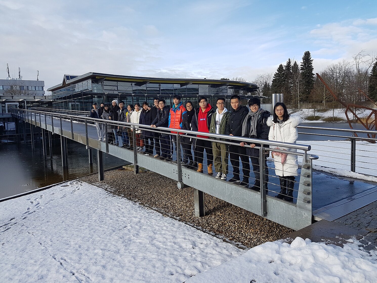 Winter-School-Studierende auf der Brücke der OTH Regensburg Winter-School-Studierende auf der Brücke der OTH Regensburg