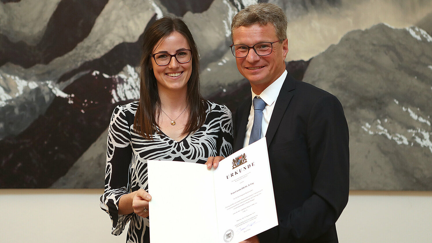 Carolin Dietl, Absolventin der OTH Regensburg, erhielt am 30. September von Wissenschaftsminister Bernd Sibler einen Preis für ihren hervorragenden Hochschulabschluss im Bereich der Ingenieurwissenschaften.