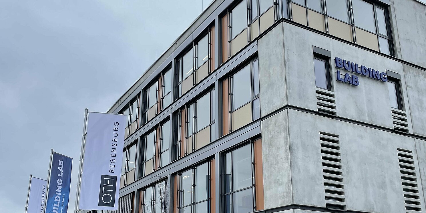 Man sieht die Außenfassade des Building Lab, welche aus Sichtbeton besteht.