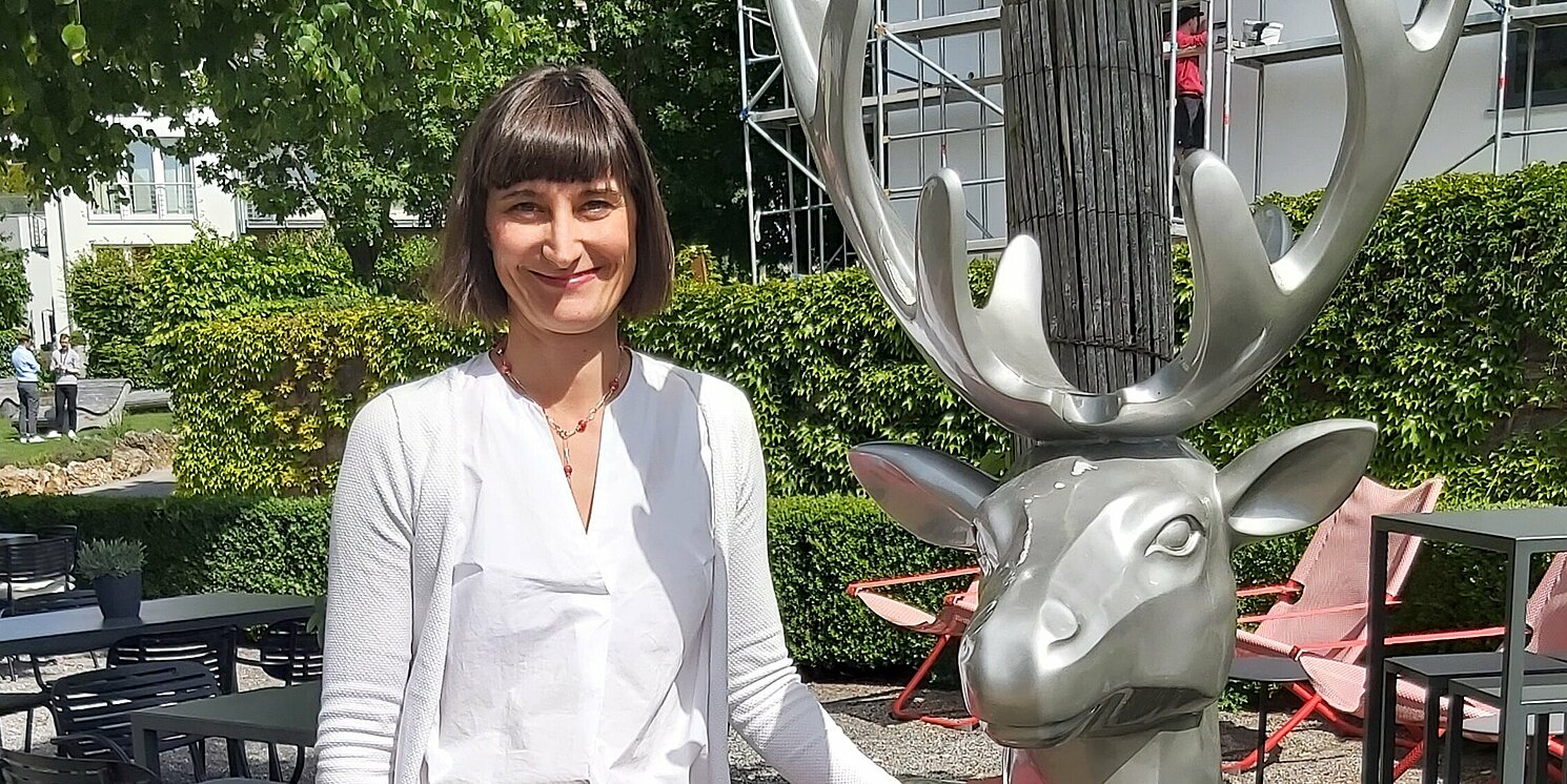 Kia Böck vor Veranstaltungsort