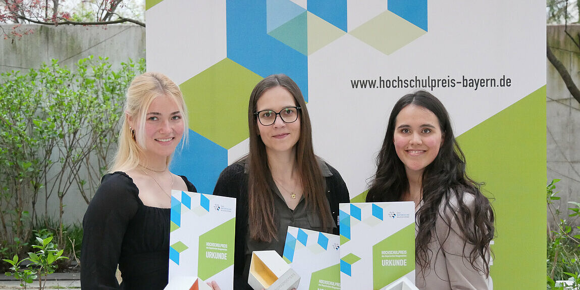 Christine Braun (Mitte) von der OTH Regensburg hat den mit 3000 Euro dotierten Hochschulpreis 2023 gewonnen. Auf dem zweiten bzw. dritten Platz landeten Juliana Grosser (r., TU München) und Maike Bihlmeier (HS München). Foto: Julia Gleiss/LBB Bayern