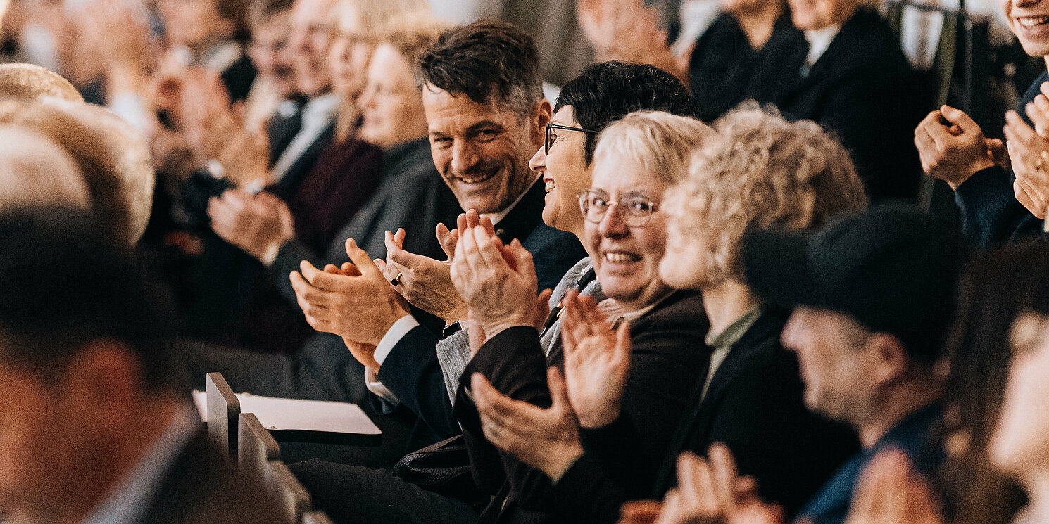 Die Gäste im Saal waren von der inspirierenden Feier mehr als begeistert. Foto: OTH Regensburg/Sebastian Pieknik