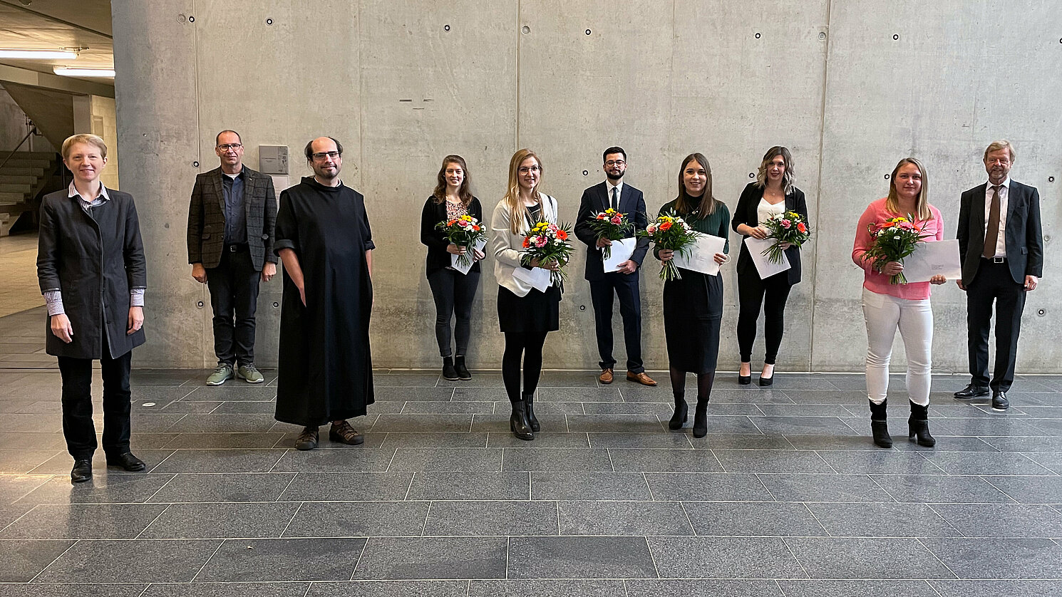 Die anwesenden Träger*innen des Förderpreises 2021 der Barmherzigen Brüder mit den Ehrengästen.
