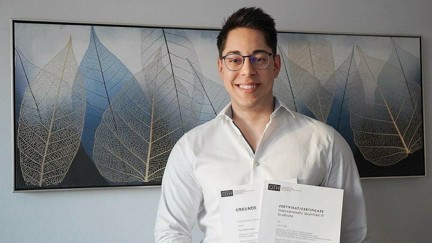 Deniz Cengiz freut sich über seinen erfolgreichen Bachelorabschluss samt Internationalitätszertifikat.