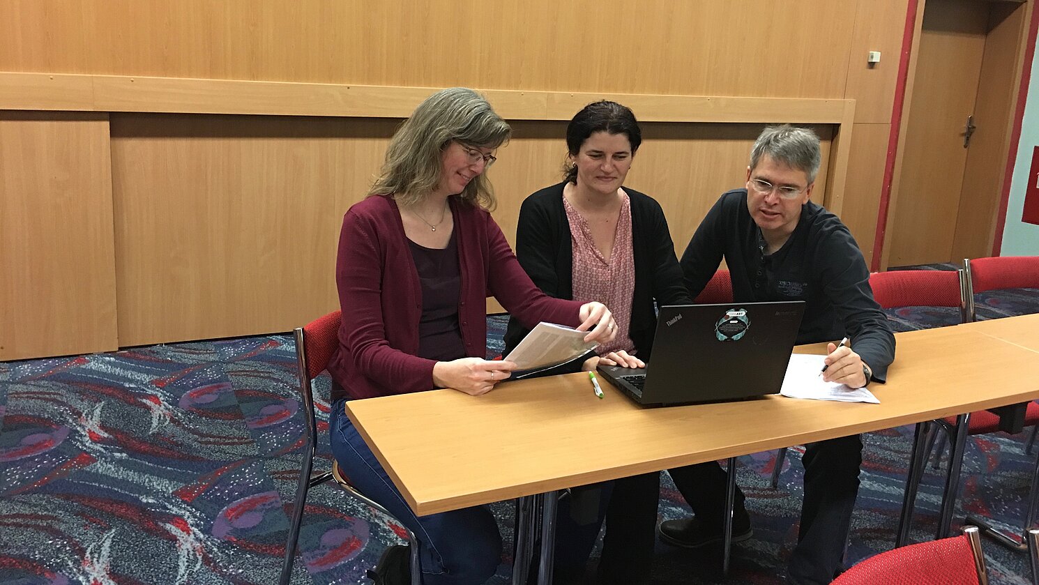 Von links: Prof. Dr. Katherine Gürtler von der OTH Regensburg mit Prof. Dr. Eric Koenig (TH Nürnberg) und Mgr. Jolana Tluková Ph.D. (TU Brünn) beim Forschungstreffen in Brünn im Herbst 2018. Foto: Karel Struhala (TU Brünn)