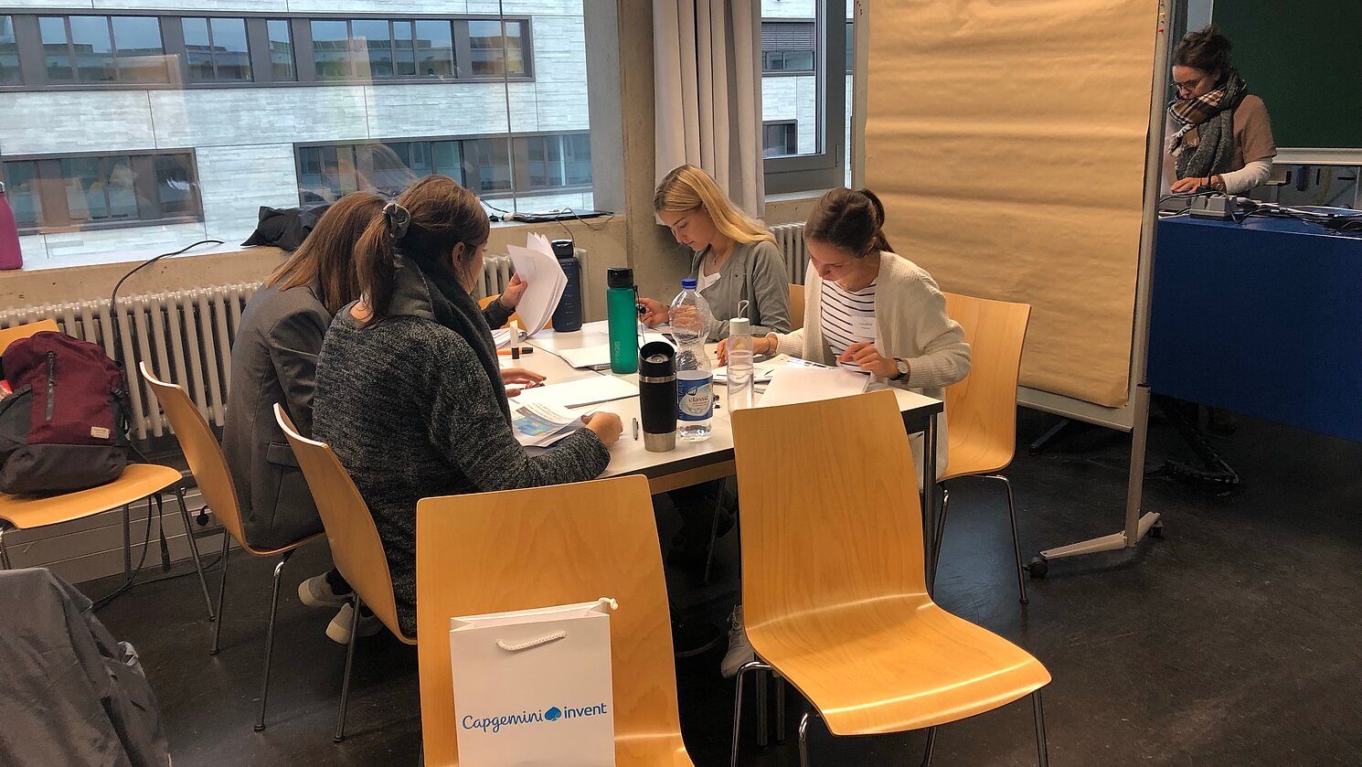 Arbeit in Kleingruppen: Die Studierenden hatten realistische Fallstudien zu bearbeiten und konnten ihre Ergebnisse anschließend mit den Profis besprechen.