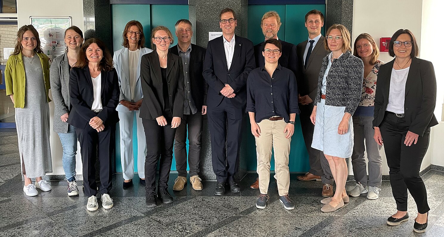 Team des Instituts für Sozialforschung und Technikfolgenabschätzung (nur Anwesende) mit Präsident Prof. Dr. Ralph Schneider (7.v.l.), Altpräsident Prof. Dr. Wolfgang Baier (8.v.l.) und Kooperationspartnerin Prof. Dr. Christa Mohr (3.v.l.).