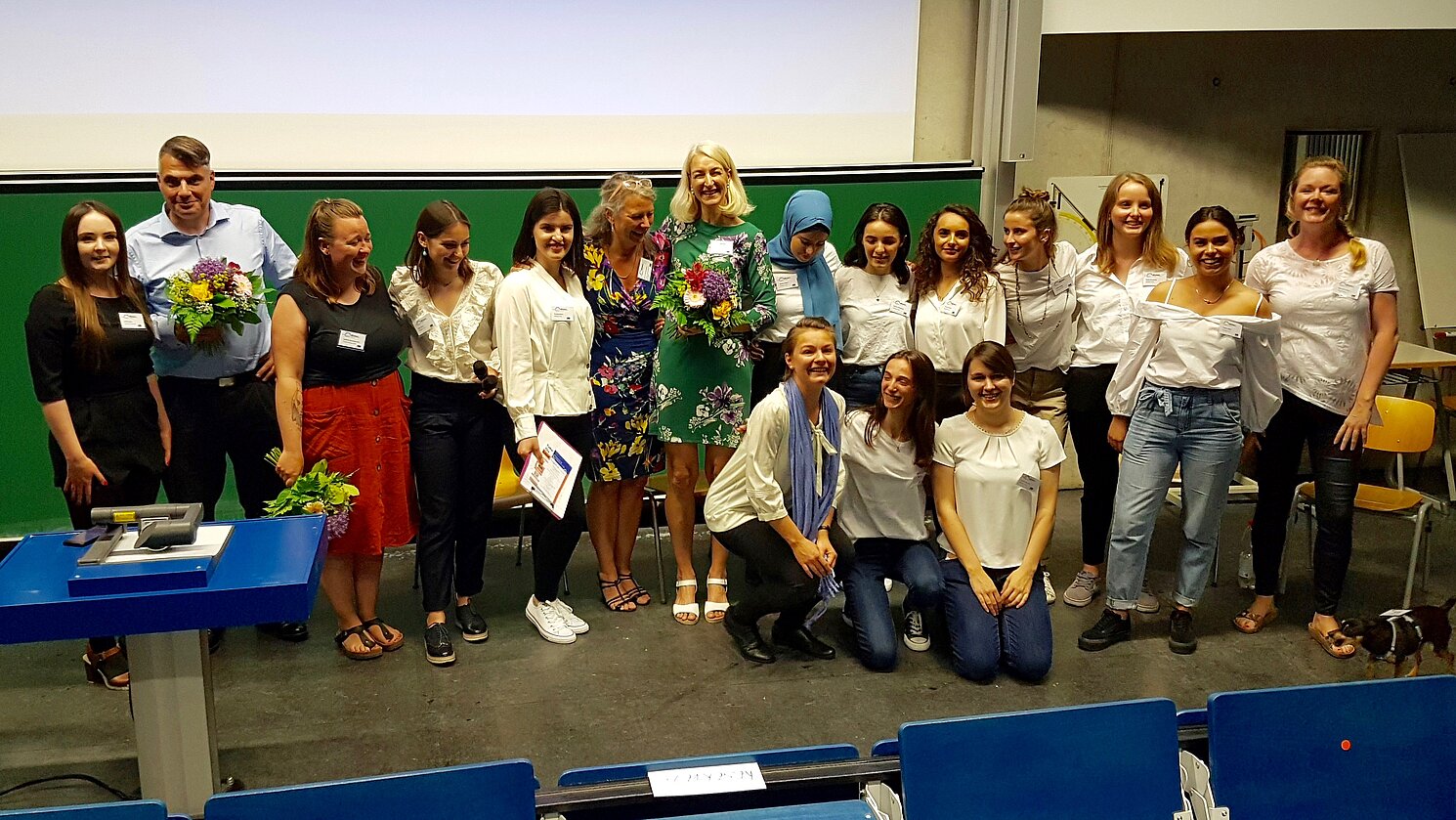 Das Bridge!t-Team (alle Frauen in Weiß) mit den Expertinnen und Experten. Von links: Judith Weber, Prof. Dr. Patrick Saßmannshausen, Isabella Hastreiter M. A., Prof. Dr. Helle Neergaard, Sabine Ertl.