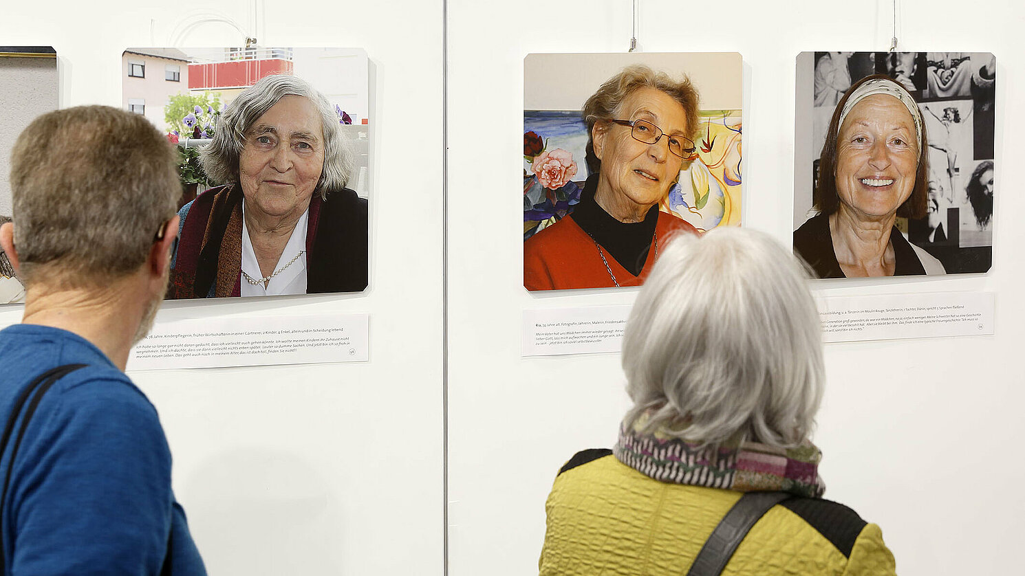 Wanderausstellung „99 Frauen und Du“ im DEZ, initiiert von der OTH Regensburg, mit Porträts von 99 Frauen