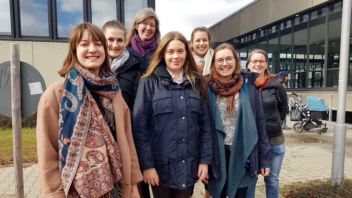 Erfolgreiche Zusammenarbeit mit CampusAsyl: Studierende der Fakultät Angewandte Natur- und Kulturwissenschaften von der OTH Regensburg, die im Wintersemester 2019/2020 am Projektseminar teilnahmen, das von Prof. Dr. Katherine Gürtler (3. von links) betreut wurde. 