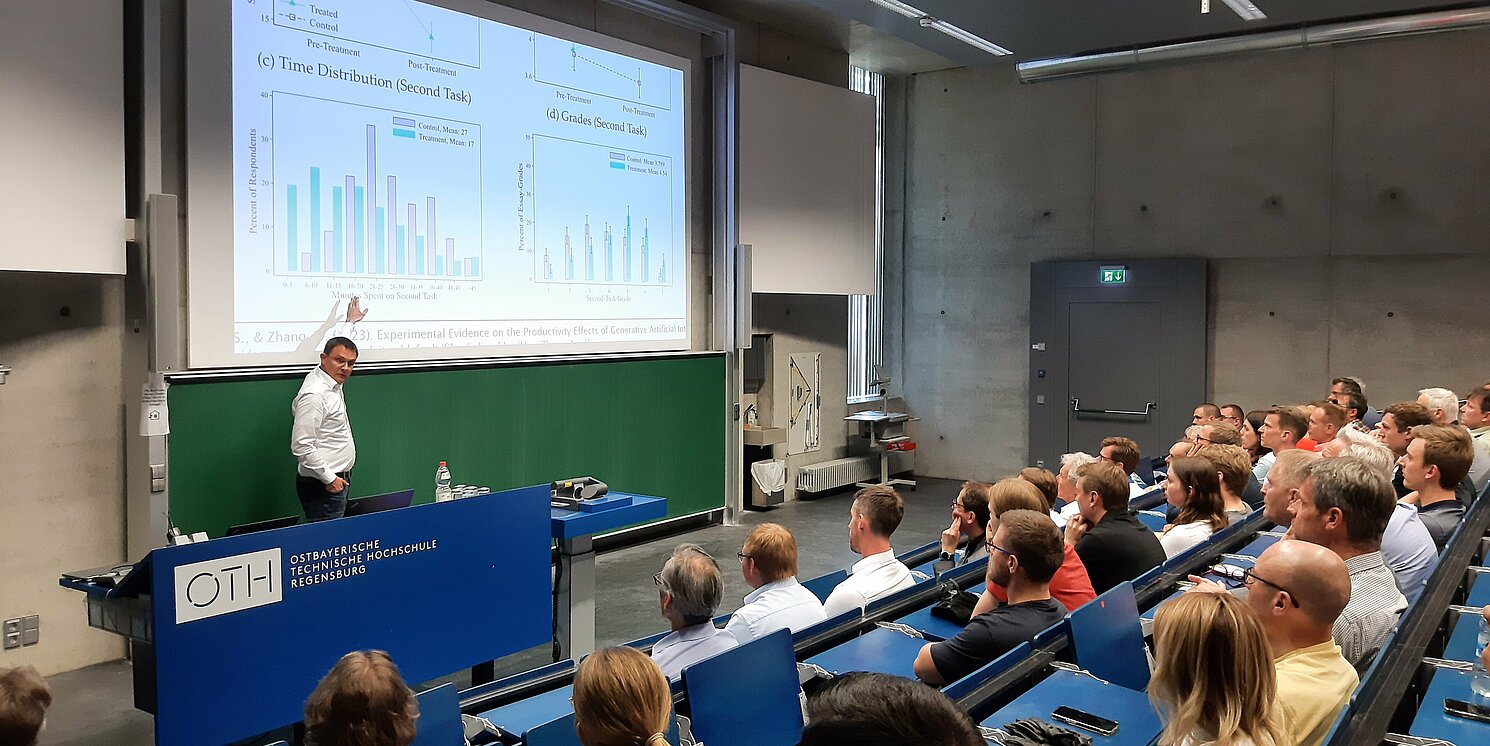 Auswirkungen von Sprachmodellen wie ChatGPT auf die Wirtschaft beleuchtete Prof. Dr. Markus Westner. Foto: Katja Meier