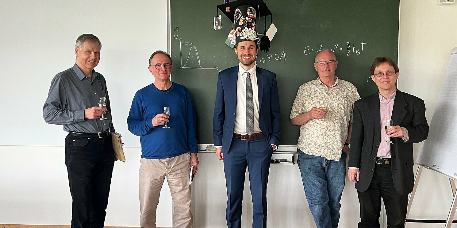 Prof. Dr. Gert-Ludwig Ingold (Vorsitzender der Prüfungskommission), Prof. Dr. Helmut Karl (Beisitzer), ich selbst, Prof. Dr. Achim Wixforth (Erstgutachter) und Prof. Dr. Rupert Schreiner (Zweitgutachter). Foto: Matthias Lindner