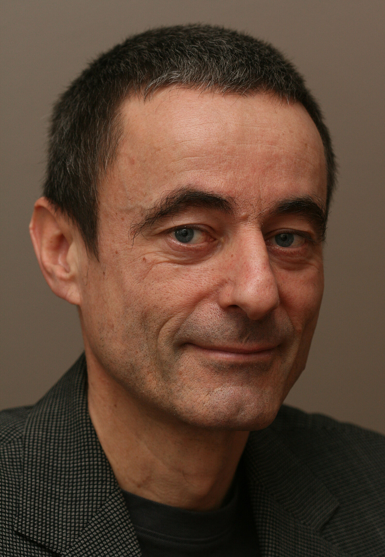 Prof. Dr. David Klemperer von der OTH Regensburg hat die dritte Auflage seines Lehrbuchs „Sozialmedizin – Public Health – Gesundheitswissenschaften“ mit Geleitwort von Eckart von Hirschhausen herausgebracht. Foto: Jonas Klemperer Prof. Dr. David Klemperer von der OTH Regensburg hat die dritte Auflage seines Lehrbuchs „Sozialmedizin – Public Health – Gesundheitswissenschaften“ mit Geleitwort von Eckart von Hirschhausen herausgebracht. Foto: Jonas Klemperer