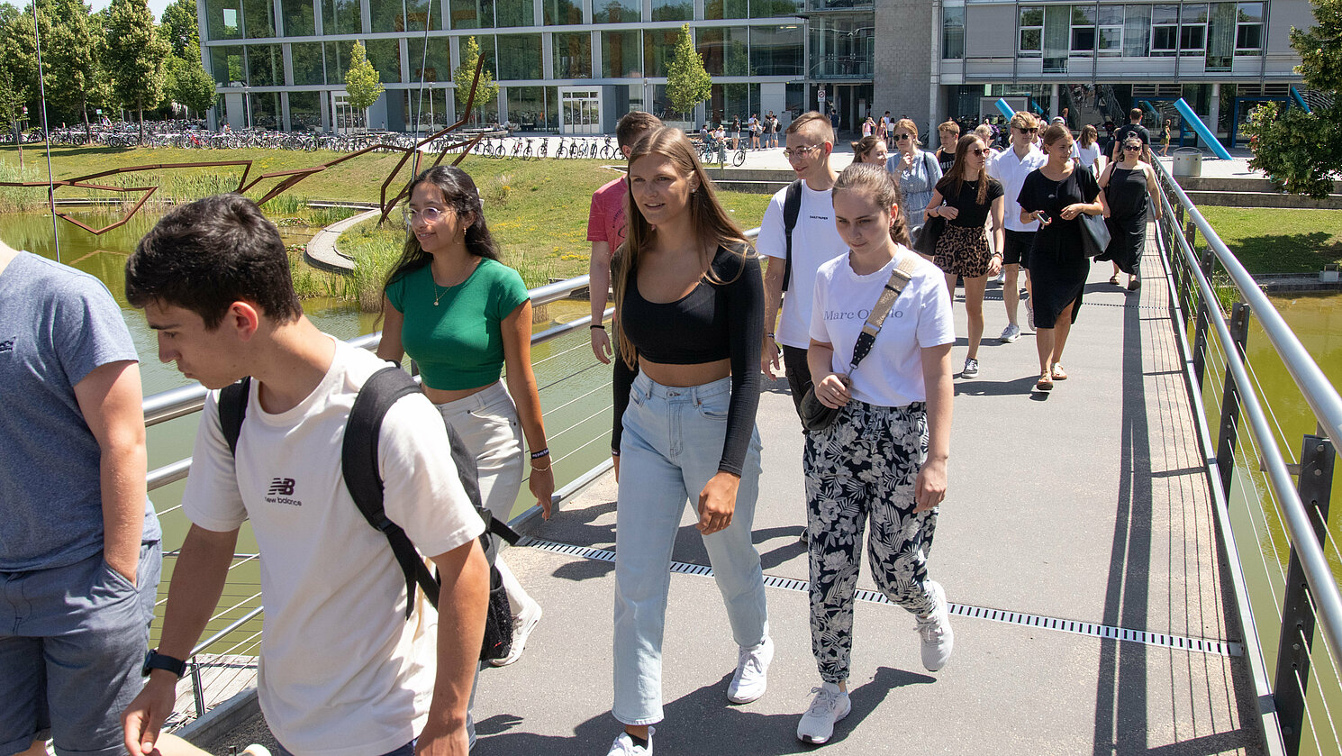 Über den Steg zur Mensa: Auch die kulinarischen Angebote testeten die Studieninteressierten.