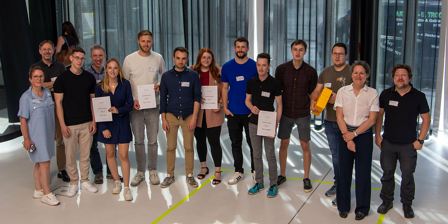 Gruppenfoto mit Preisträgern mit Urkunden in den Händen.