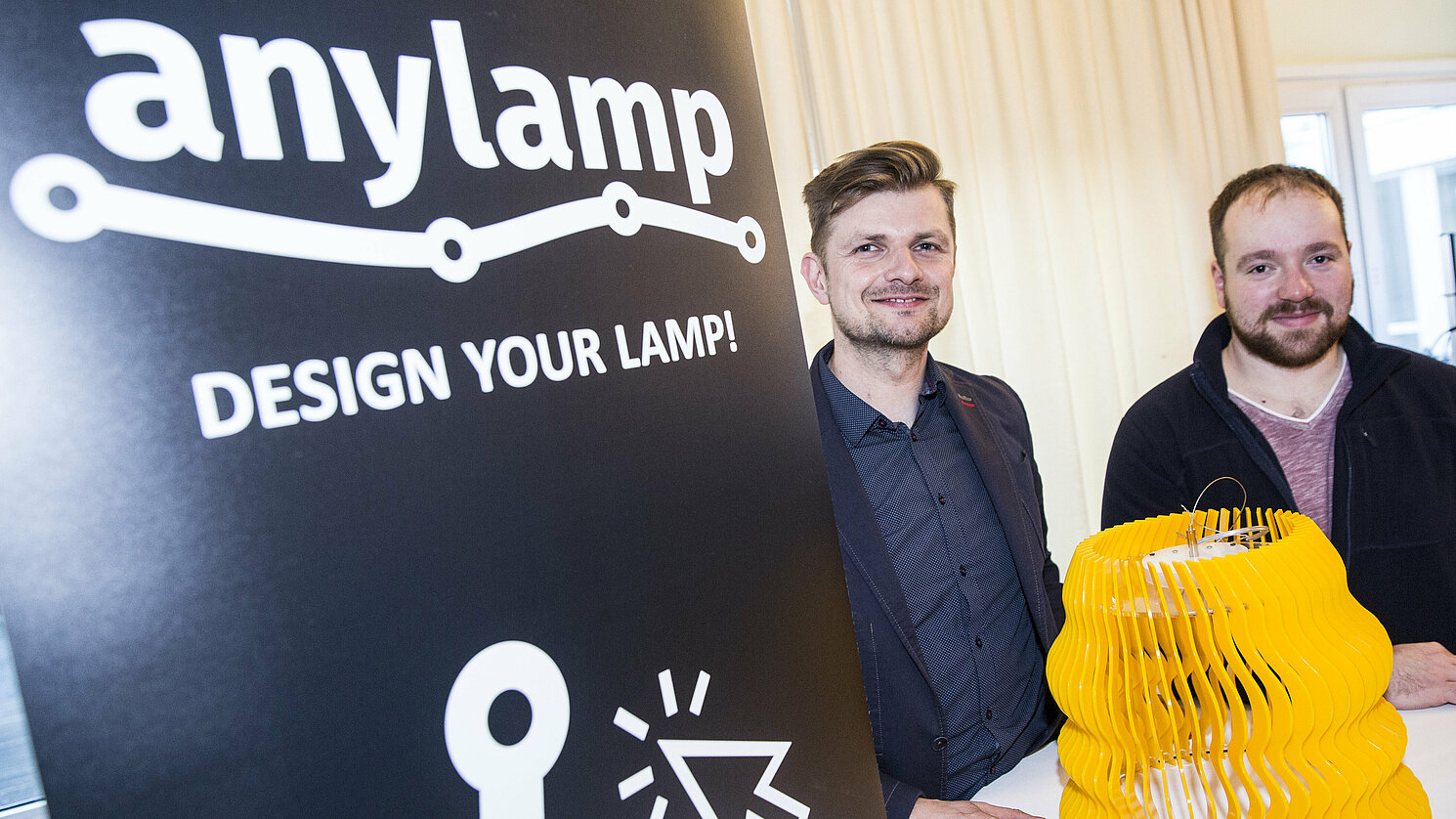 Von links: Gründer Johann Ziereis und Matthias Jobst mit der Anylamp.