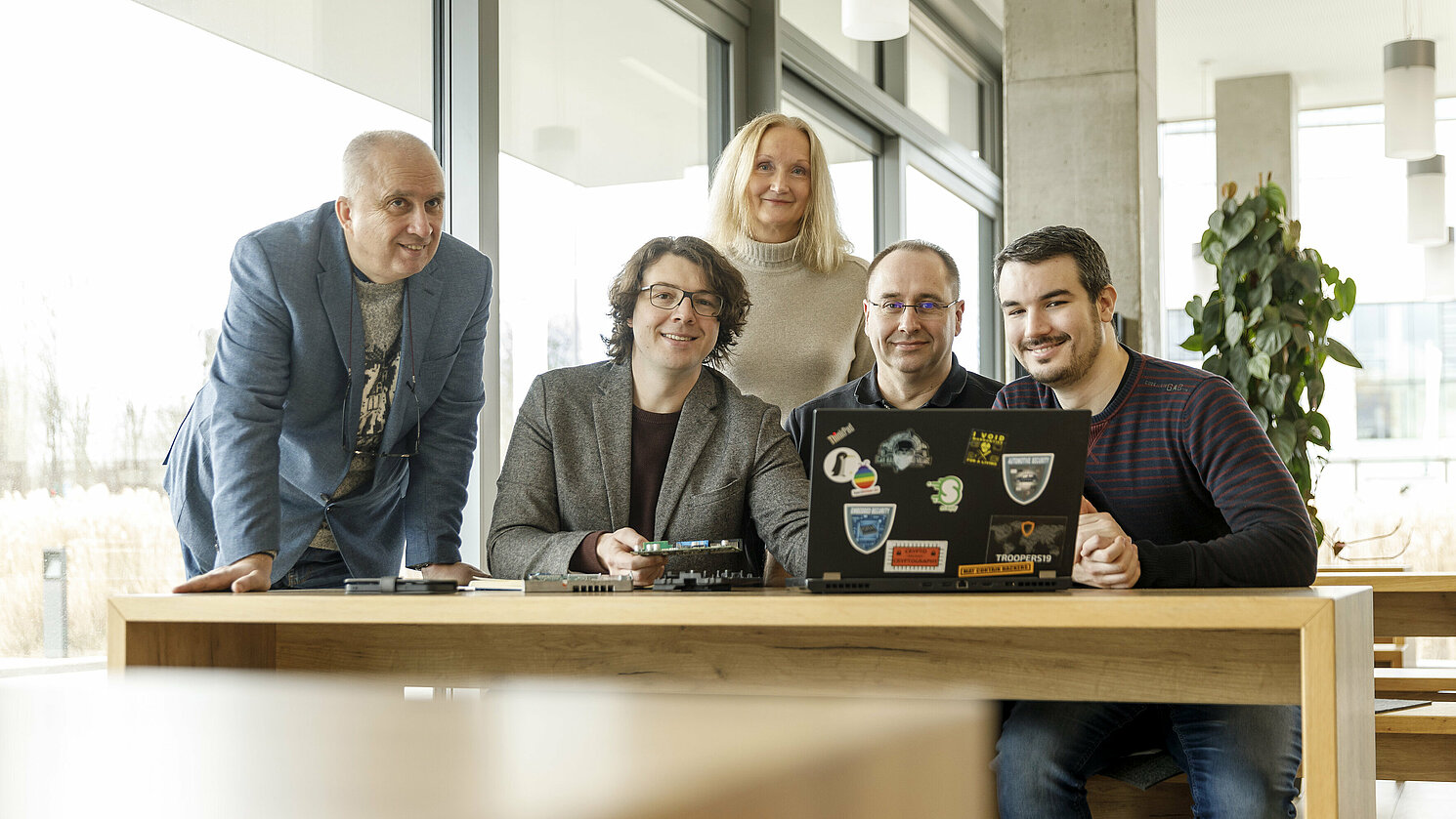 Das S³AIFER-Team: Projektleiter Dr. Nils Weiß, Alexander Meisel und Enrico Pozzobon mit Prof. Dr. Jürgen Mottok (li.), wissenschaftlicher Leiter des Laboratory for Safe and Secure Systems (LaS³), und Brigitte Kauer vom start-up center der OTH Regensburg.